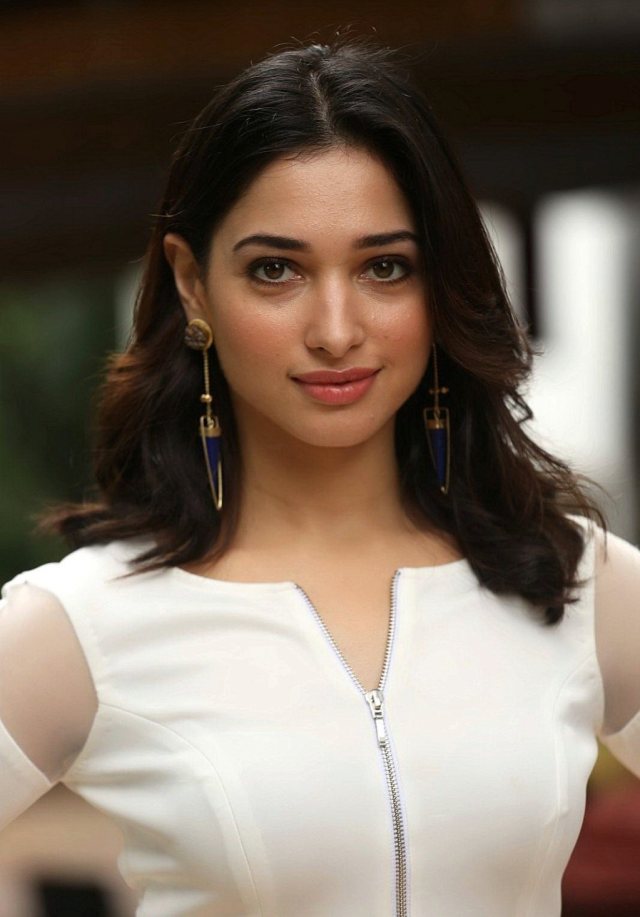 Sexy Bollywood Celebrity Pictures (Tamannaah Bhatia Looks Gorgeous In ...