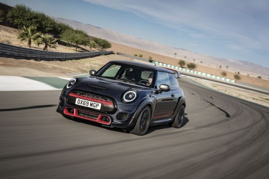 mini john cooper works gp em pista de corrida