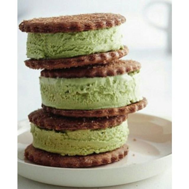 Matcha Ice Cream Sandwiches with macarons. Grab the recipe here: snip.ly/y6XV