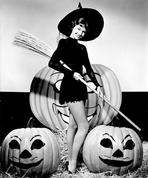 Happy Halloween!! π»ππ§π»βοΈπ§π»βοΈπ·πΈππ
.
.
.
#vintagehalloween #halloweenpinup — view on Instagram https://ift.tt/2DiPobE