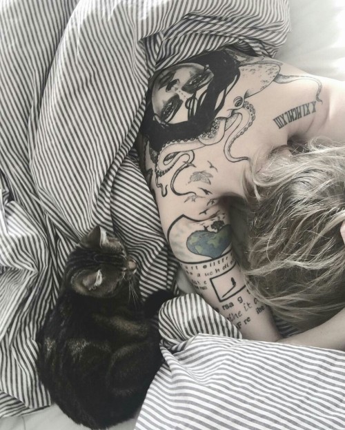 tattoos girl with tattoos girl cat cats flat room pale grunge black and white black tattoos aesthetic aesthetic tattoo bed bedroom own room blonde blonde girl love cats nature dream sleep