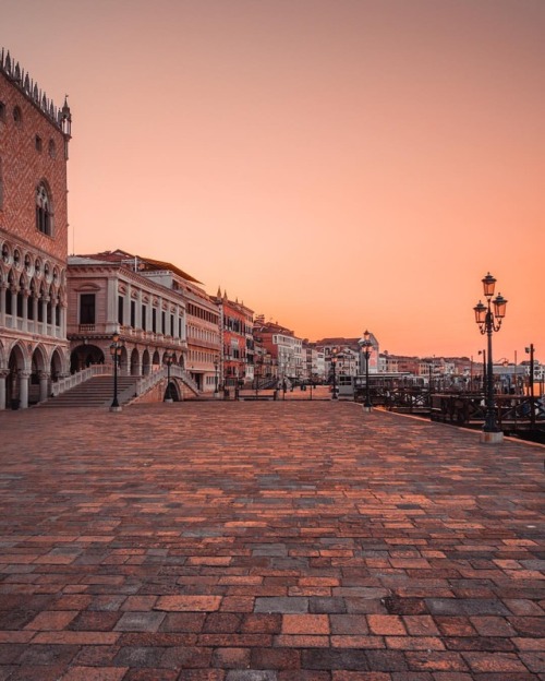 Beautiful sunset at Piazza San Marco••#photography #Italy...