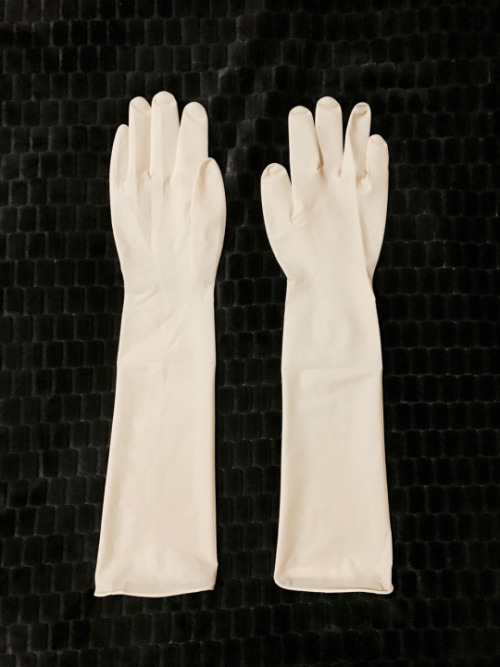 latex-kinks:Elbow length surgical gloves fit rather nicely...