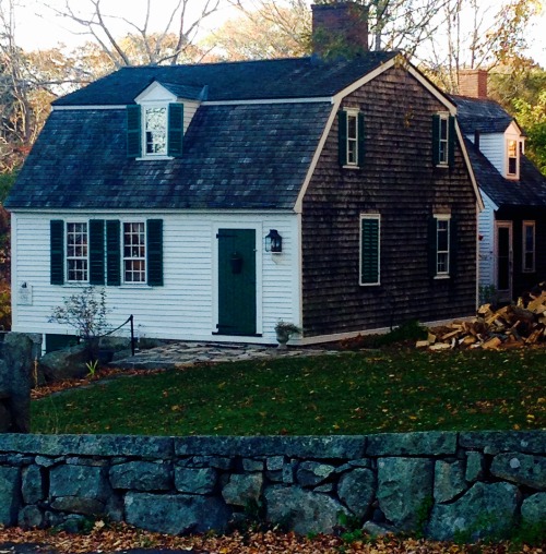 rickinmar:this 1760s house in Annisquam and it’s setting is...