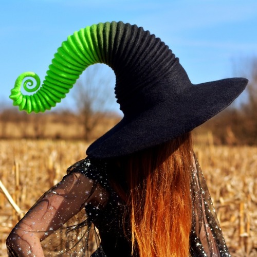 sosuperawesome:Felt Witch Hats / DIY TutorialFelt Wicked Art...