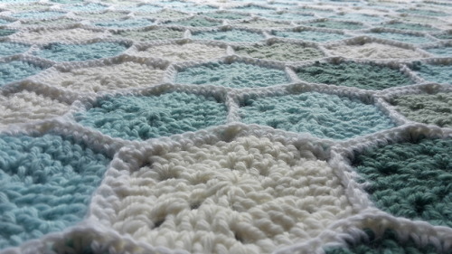 turningstringtothings:It’s finished. My second hexagon blanket,...