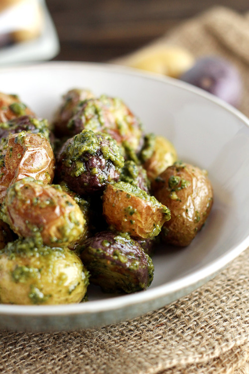 tinykitchenvegan:Vegan Pesto Potatoes