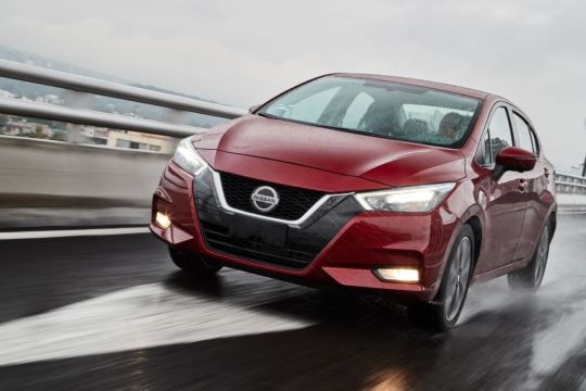 novo versa nissan frente