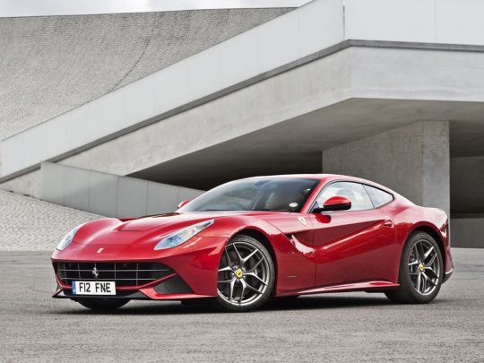 Ferrari F12 Berlinetta serve para qualquer gênero: Consultamos algumas das principais marcas do mercado brasileiro para saber quais modelos são mais escolhidos como carro para mulher.