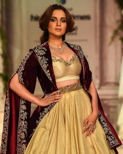 bollywoodhqs:Kangana walks the ramp for Anju Modi during India...