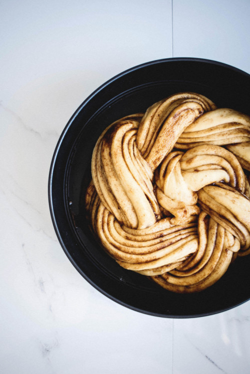 Brown Sugar and Cinnamon Cream Cheese Brioche Wreath brown sugar cinnamon cream cheese cinnamon rolls cinnamon roll bread food dessert recipe cinnamon buns cinnamon bun
