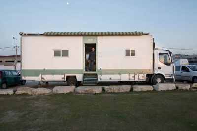 karate-and-friendship:<br /><br />Joe’s Truck House via Tiny House Swoon, photos taken by Ilan Nachum. <br />Alternative living is such a neat thing!<br />