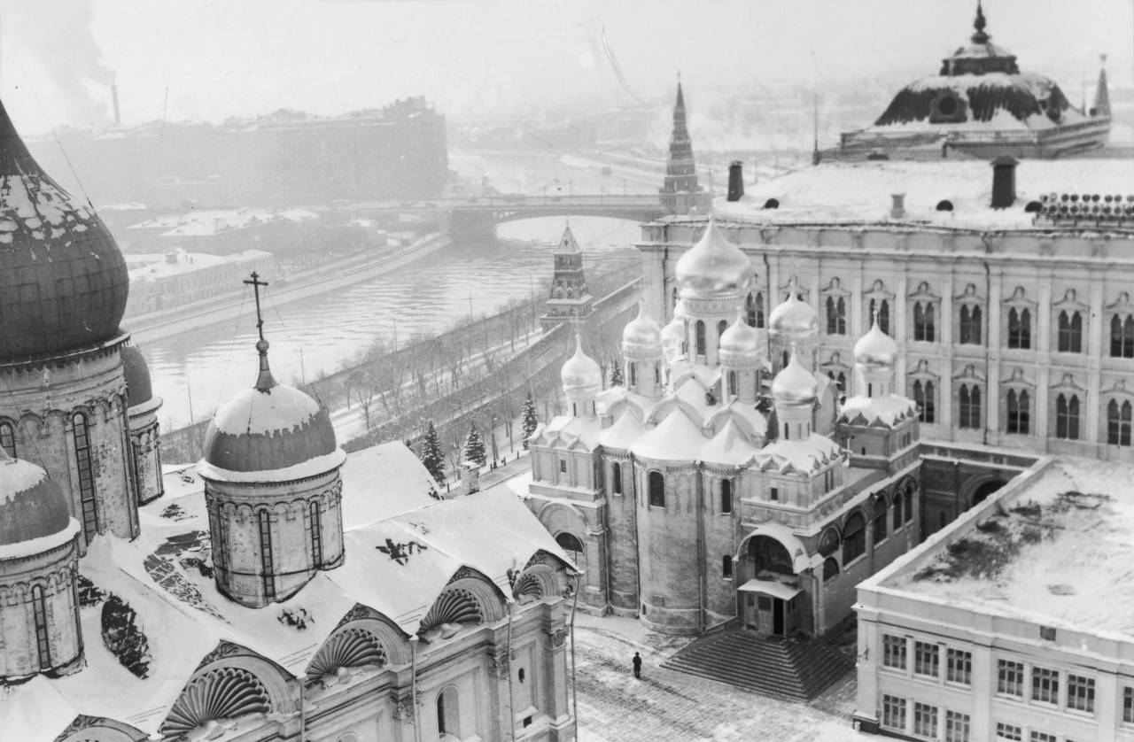 Inside the Moscow Kremlin. Photo by Naum Granovsky (1950s)