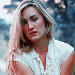 Next photo of Ashley Johnson