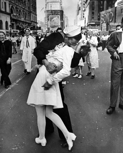 Alfred Eisenstaedt’s photograph of a sailor... - LIFE