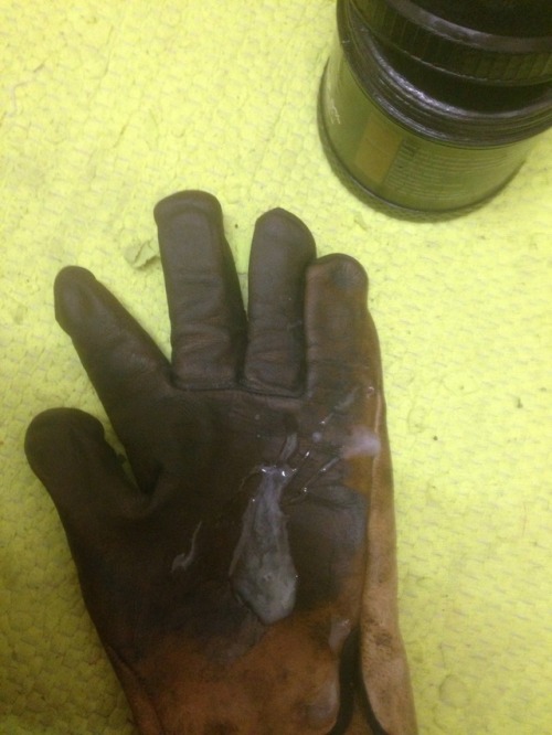 tradierob:Who doesn’t love a good greasy glove wank ;)