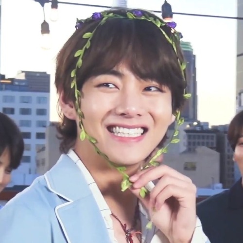 taespixie:baby boy and his flower crown :’)