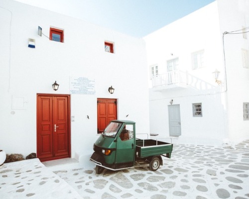 bryandaugherty:The streets of Mykonos, Greece.