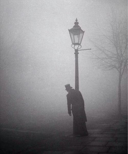 La camisa verde: "Un hombre borracho con sombrero de copa y cola se aferra a un poste de luz, Londres, 1934, de Bill Brandt.  â€