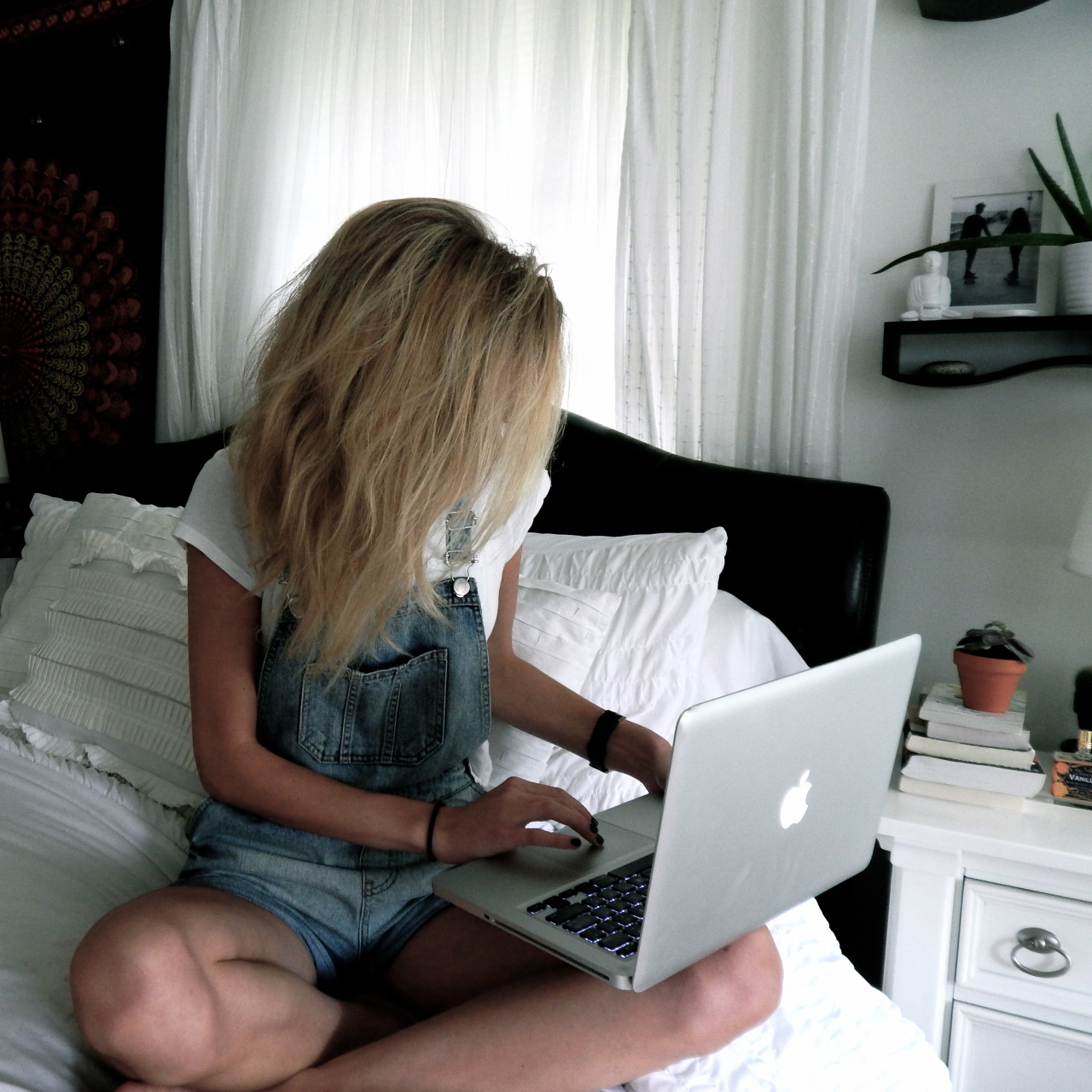 Блондинка с ноутбуком
