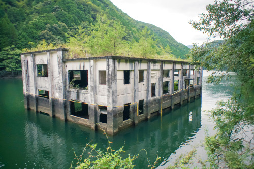 elugraphy:湖に浮かぶ発電所Abandoned power station on the lake.