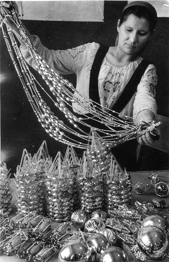 Making glass beads tree decorations (1949)