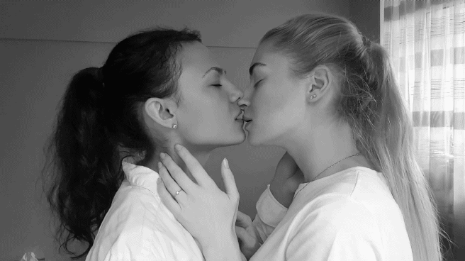 Bisexual Kissing Gif - Isiyamor. 