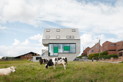 ryanpanos:<br /><br />Leeuw | NU architectuuratelier | ViaNU architectuuratelier created ‘Leeuw’, a new family house designed according to the passive house standard. It’s a compact home that acts as a catalyst of heat. To do this, the exterior finish has a dark tint, and the metal structure is completely detached from the skin to prevent heat loss. Sandwich panels, normally used in industrial buildings (fridges), are used as insulation . Despite its considerable thickness (25 cm) and the numerous preparatory details it induces, implementation will be quick and easy.Indoor climate and ventilation are completely controlled, with almost no other source of heat except for the energy stored in materials and redelivered slowly at night.