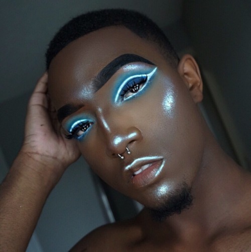 aribelli:sodomymcscurvylegs:kendollmostwanted:Neon liner...