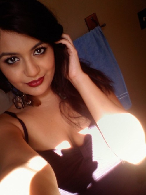 nudedesiart:Gorgeous indian girl