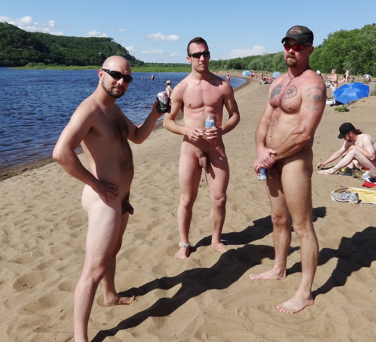 голые парни на пляже среди одетых фото 112