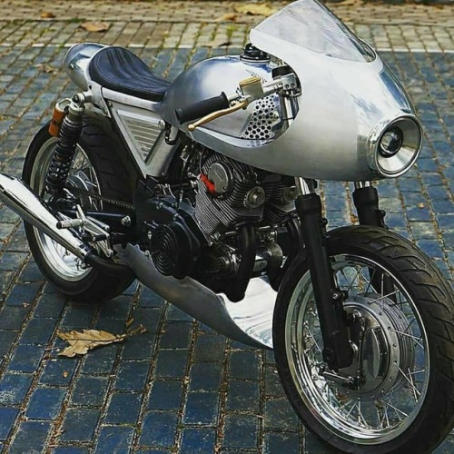 ๐ caferacerpasion.com ๐ Art on wheels! Honda CB350 Cafe Racer...