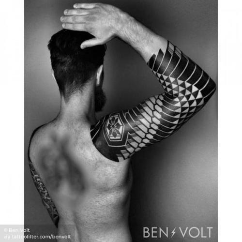 By Ben Volt, done at FORM8 Tattoo, San Francisco.... huge;benvolt;op art;facebook;blackwork;twitter;sleeve;geometric