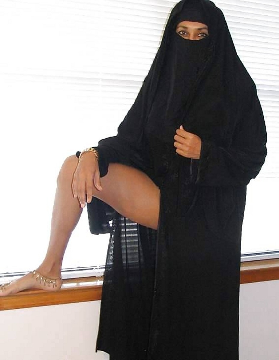 arabic niqab nymph showcasing big tits in 6 on pics.alisextube.com