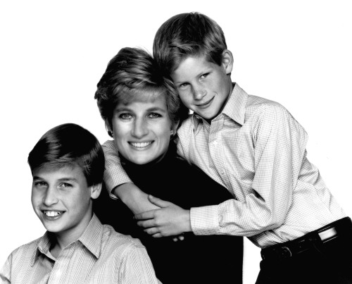 Pangeran William dan Harry bersama mendiang ibu mereka, Putri Diana.
