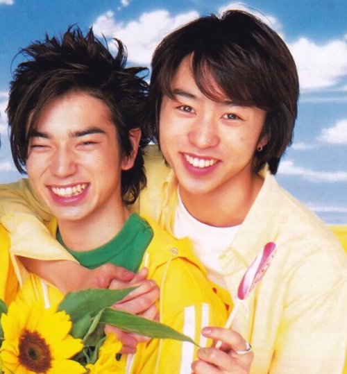 sho-awkwardly-holding-things