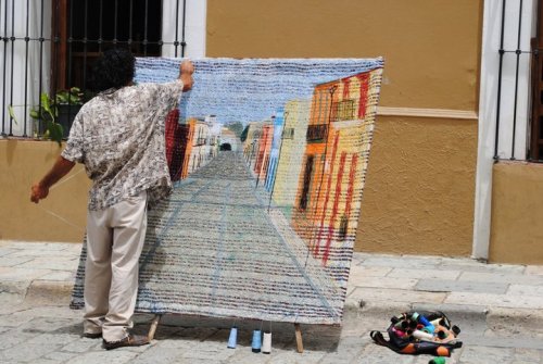 sour-juana-ines-de-la-cruz:Pintor tejiendo un cuadro. Oaxaca,...