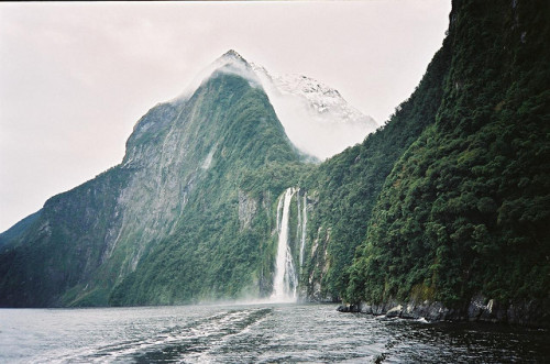 arquerio:Mitre Peak by Tākuta on Flickr.