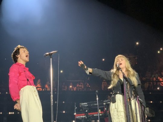 Harry and Stevie on stage tonight #FineLineLive - December 13 (via @velvetswoman)