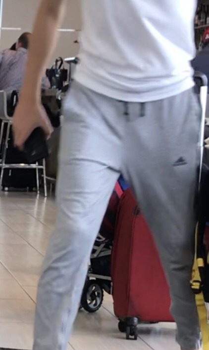 eyelovebulge:This airport cock was HUGE!