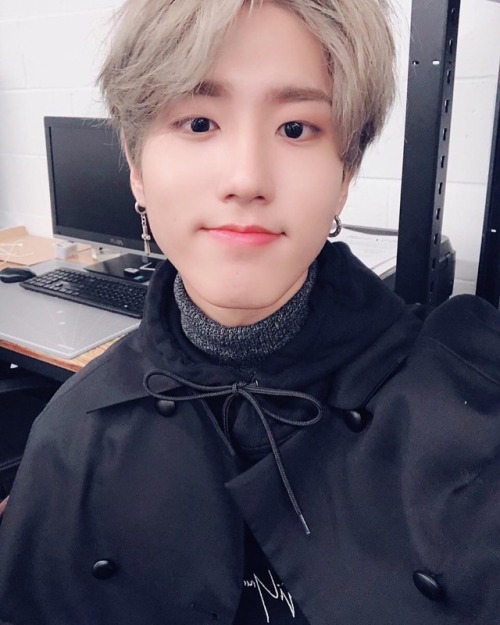 straykidsupdate:realstraykids: 오랜만에 셀카폭탄!!!! 추석 다들 잘...