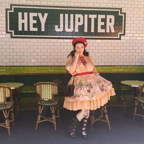 lemonade-moonkiss:Lolita’d up for a day out in the city.Beret:...