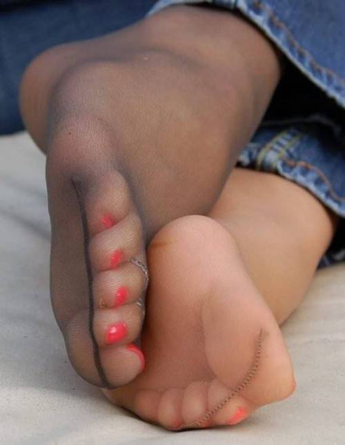 nylon-soles:These feet are sheer and sexy