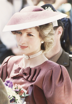 Princess Diana Spencer sported a saucer hat by... : میں تیرا آخری جزیرا ہوں