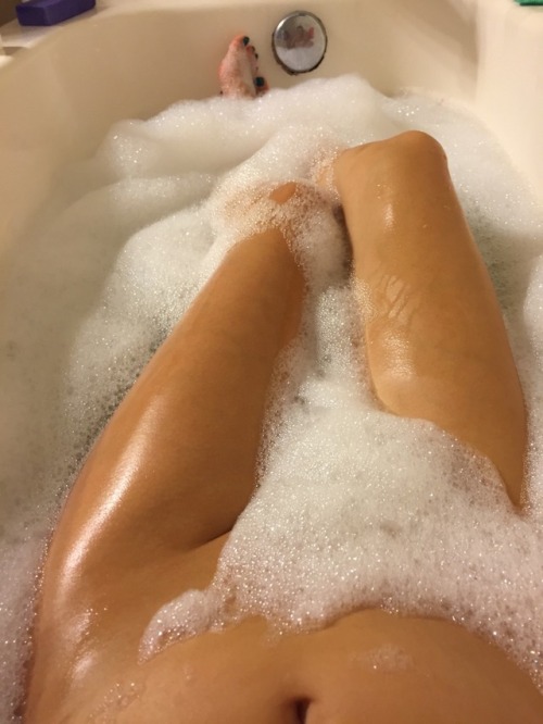 sexyslutsxposed:loveabitch-fuckabitch:Would anybody like to...