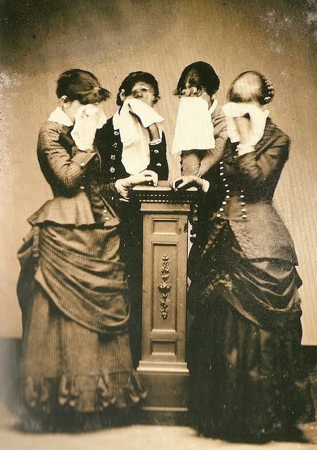 morbidcuriosityomg:Victorian mourning photos in which women...