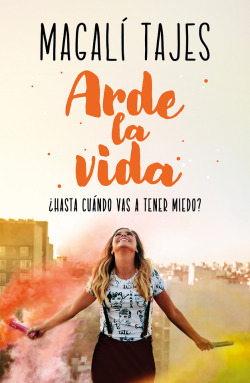 âArde la vida no es un libro, es un incendio. Es un despertar, una búsqueda, una herida abierta en la identidad. Es un golpe en el estómago y el suspiro que sigue a una carcajada infinita. Es un secreto a voces contado al oÃdo de un extraño. ¿Qué...