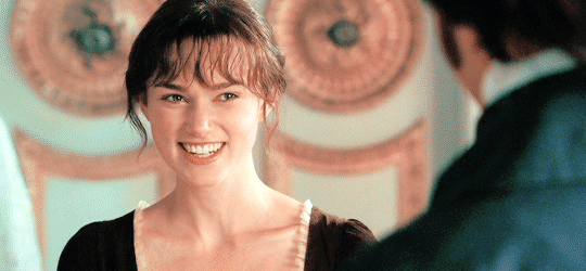 Cena do filme Orgulho e Preconceito de 2009 Darcy e Elizabeth trocando olhares gentis e sorridentes