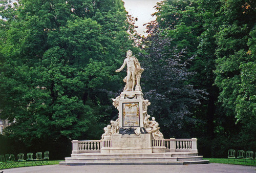 turbinis:Statue Mozart Vienna by Atelier Teee on Flickr.