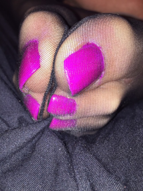 madisonsfeets:Purple toes:)